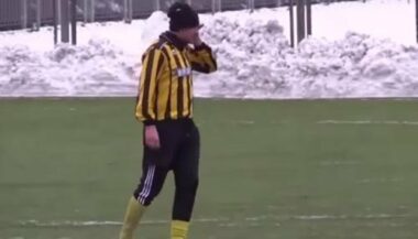 Insolite. Il répond au téléphone en plein match