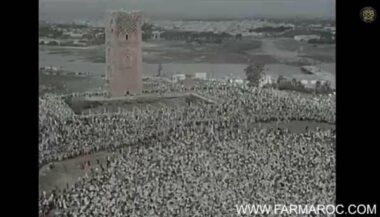 En 1956, des milliers de Marocains prient avec Mohammed V
