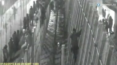 Vidéo: 400 migrants au milieu du &ldquo;mur&rdquo; de Melilia