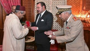 Le Roi reçoit le père du pilote Bahti et lui remet l'Etoile de Guerre