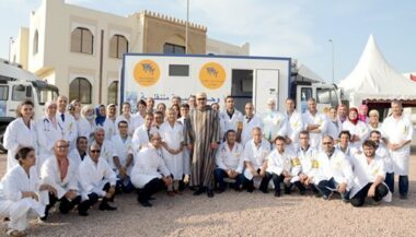 Le Roi rend visite aux bénéficiaires de la caravane médicale solidaire à Médiouna