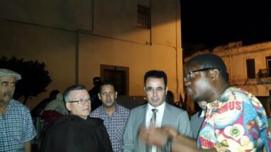 Fouad El Omari chez les réfugiés subsahariens de Tanger