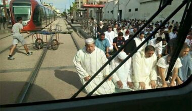 Des prieurs sur les rails du tramway de Casablanca