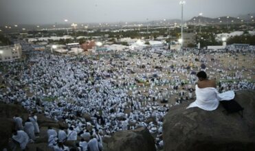 Les pèlerins se rassemblent au Mont Arafat, pilier phare du Hajj