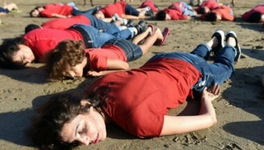 A Rabat, allongés sur la plage pour rendre hommage au petit Aylan