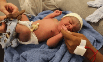 Né en mer sur un bateau de sauvetage espagnol, un réfugié peut-il obtenir cette nationalité?