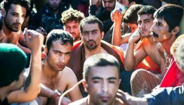 Des migrants se cousent les lèvres contre leur blocage aux frontières