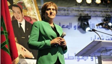 Milouda Hazib remet une lettre de soutien à ses homologues français