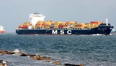 Allègement du déficit commercial à fin 2015