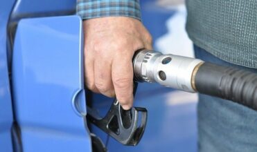 Pourquoi les prix à la pompe ne baissent pas aussi vite que les cours du pétrole