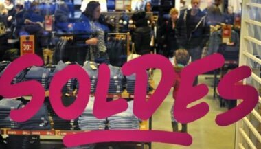 Les soldes d'hiver débutent à Paris dans un climat incertain