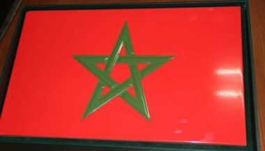 Le drapeau du Maroc fabriqué en céramique et en relief