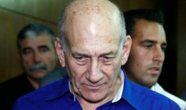 Ehud Olmert devient le premier chef de gouvernement incarcéré en Israël
