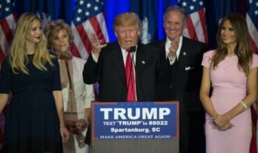 Primaires américaines: Clinton gagne, Trump triomphe et Jeb Bush abandonne