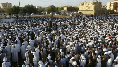 Des milliers de personnes aux funérailles de Hassan Al Tourabi