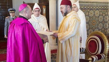 Le Roi reçoit plusieurs ambassadeurs étrangers