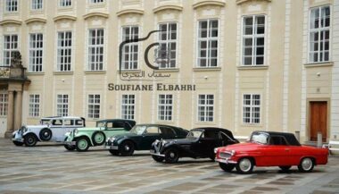 Le Roi visite une exposition de voitures de collection à Prague