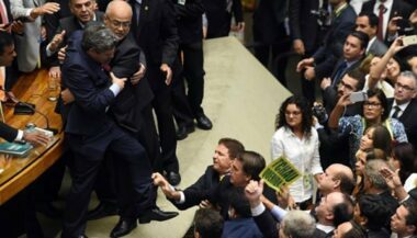 Brésil: les députés ouvrent la voie de la destitution de Dilma Rousseff
