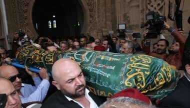 En images, les funérailles de Miloud Chaâbi
