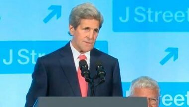 Kerry jette des fleurs au Maroc au conclave du J Street