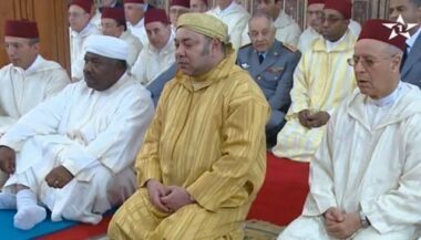 Le Roi Mohammed VI et le Président gabonais effectuent la prière du vendredi à Fès