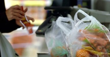 Infographies: Ce qu’il faut savoir sur l’interdiction des sachets en plastique