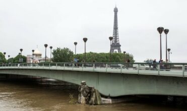 Inondations: la Seine monte à Paris, le Louvre fermé