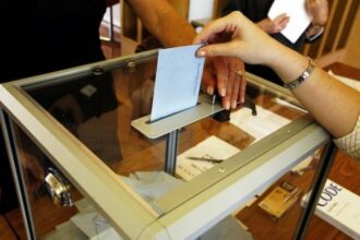 Adoption d'un projet de loi organique relatif aux partis politiques