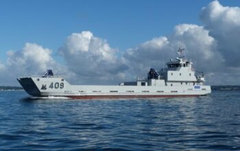 Livraison de la barge Sidi Ifni à la Marine royale