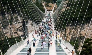 Chine: le pont en verre le plus long du monde ouvre au public