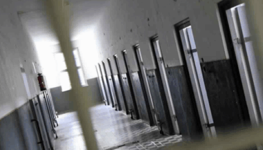 Un fonctionnaire de prison locale se suicide avec son arme de service