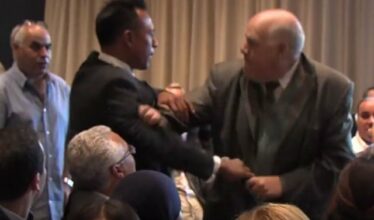 Un Belgo-marocain de 76 ans, violemment chassé d'une salle de conférences en présence de M. Birou