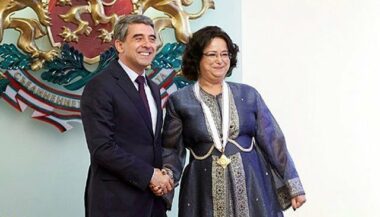Latifa Akharbach décorée par le président bulgare