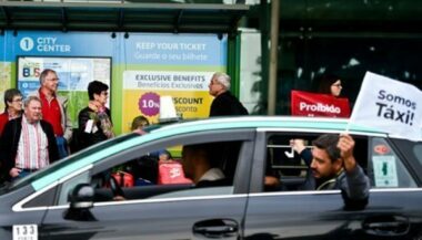 Portugal: des centaines de taxis anti-Uber bloquent l'accès à l'aéroport de Lisbonne
