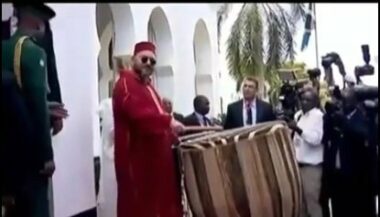 Quand le Roi Mohammed VI a joué du tambour en Tanzanie