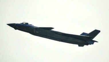 Chine: l'avion de chasse furtif J-20 présenté officiellement