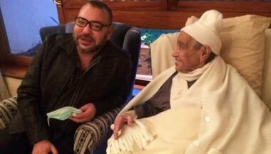 Le Roi Mohammed VI rend visite à M'hamed Boucetta