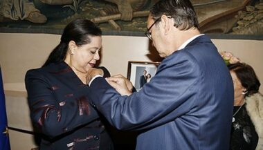 Miriem Bensalah-Chaqroun décorée de la Croix de Grand officier par l'Espagne