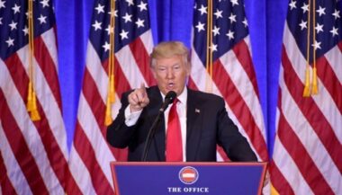 Donald Trump dénonce de &ldquo;fausses informations&rdquo; le liant à Moscou