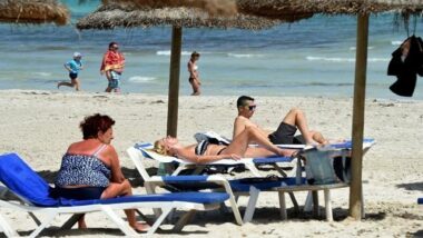 Fitch abaisse la note de la Tunisie citant le recul du tourisme