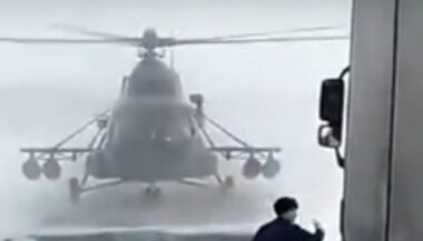 Un pilote d’hélicoptère se pose sur la route pour demander son chemin!