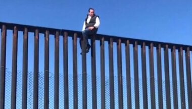 Un député mexicain enjambe le mur entre les Etats-Unis et le Mexique (vidéo)