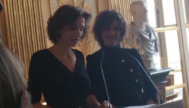 Leïla Slimani décorée des insignes d'Officier des arts et des lettres (vidéo)