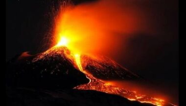 Italie: L'éruption du volcan Etna filmée par un drone