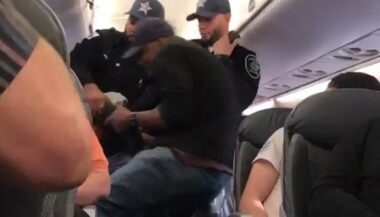 Vidéos. Indignation après l'expulsion musclée d'un passager d'United Airlines