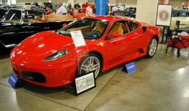 Une ancienne Ferrari de Donald Trump mise aux enchères