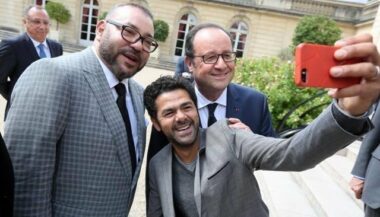 Le Roi Mohammed VI pose en selfie avec Jamel Debbouze et François Hollande