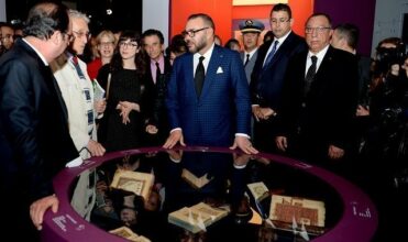 Le Roi Mohammed VI et le Président Hollande visitent une expo à l'IMA