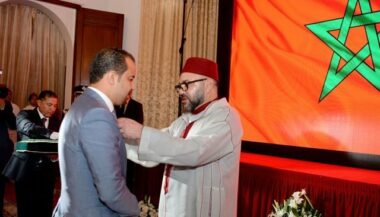 Plusieurs décorations royales à Fès