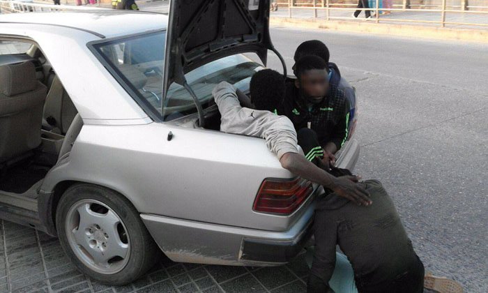 Une voiture force la frontière à Melilia ce vendredi (vidéo)